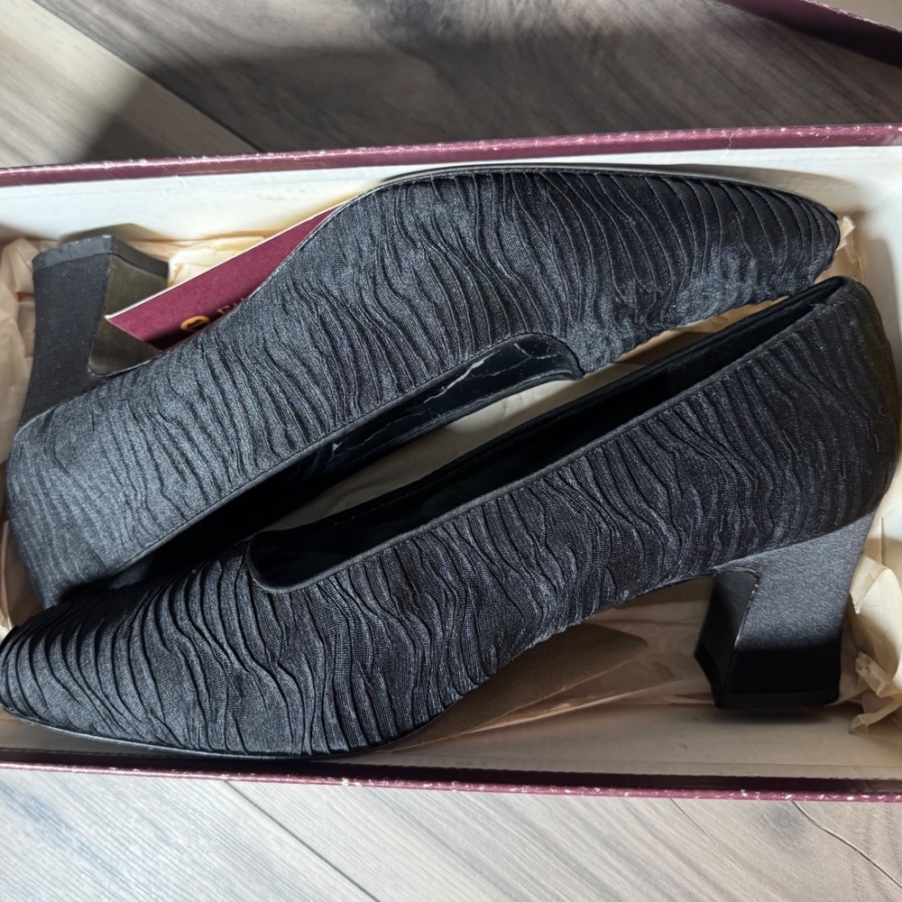 Night Life by Etienne Aigner Black Textured Pleated Block Heel Pumps Size 8.5M